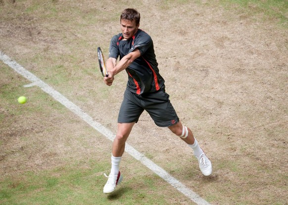 epa02194883 Swiss Marco Chiudinelli plays a backhand during his last 16 match against German Kohlschreiber at the Gerry Weber Open in Halle, Germany, 10 June 2010. Kohlschreiber defeated Chiudinelli i ...