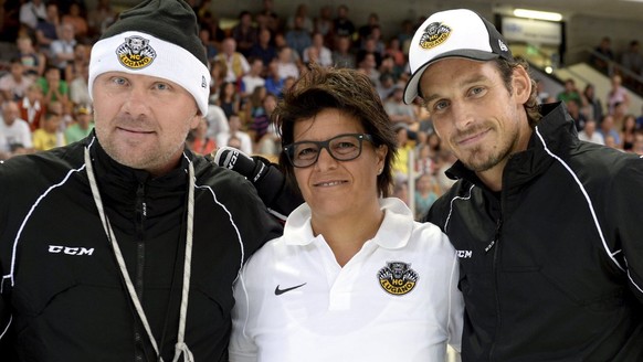 Luganos Praesidentin Vicky Mantegazza, Mitte, posiert mit Assistenztrainer Peter Andersson, links, und Headcoach Patrick Fischer, rechts, beim ersten offiziellen Training des HC Lugano, am Sonntag, 4. ...