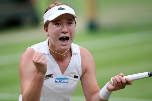 epa11465786 Lulu Sun of New Zealand celebrates winning against Emma Raducanu of Britain during their round of 16 match at the Wimbledon Championships, Wimbledon, Britain, 07 July 2024. EPA/ADAM VAUGHA ...
