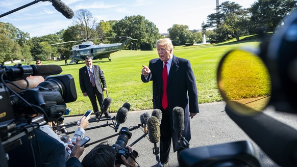 epaselect epa07112138 US President Donald J. Trump speaks to the media as he departs the White House for a Houston, Texas rally to support Senator Ted Cruz in Washington, DC, USA, 22 October 2018. Tru ...