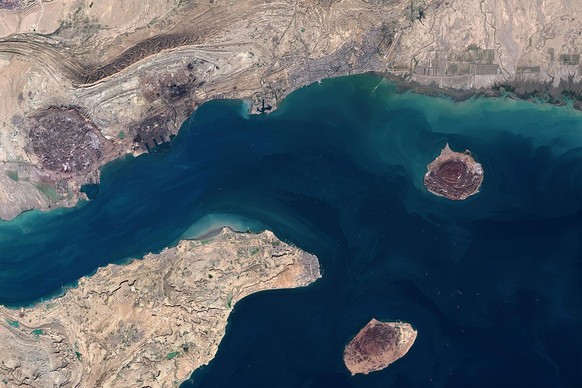 STRAIT OF HORMUZ - 17 JANUARY 2026: A satellite view of Bandar Abbas, Qeshm Island, Larak Island, and Hormuz Island in Hormozgan Province, within the Strait of Hormuz region, an energy chokepoint and  ...