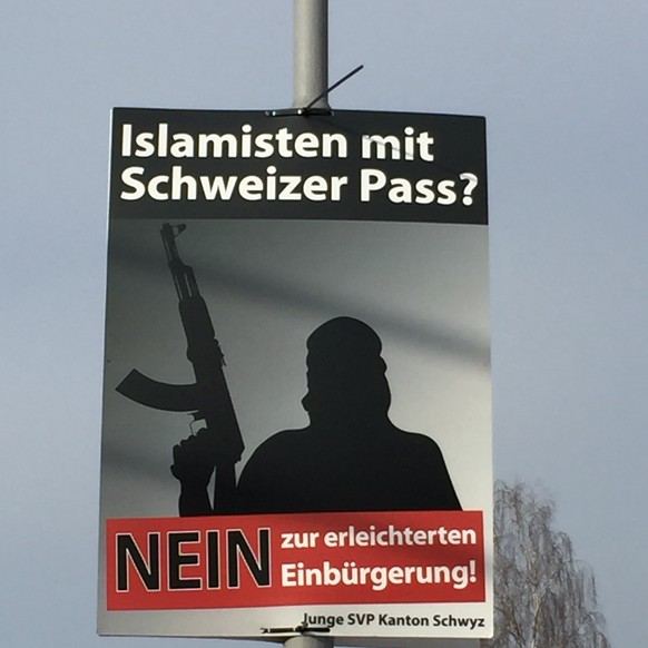 Einbürgerungs-Plakat:

Grusel-Glarner (Burka) wird von SVP-SZ getoppt: Terroristen-Sujet !!!
 
Siehe Bild im Anhang: Fotografiert heute in Freienbach SZ
 
Mit Gruss 
 
Otto Kümin, a. Kantonsrat, Pfäff ...