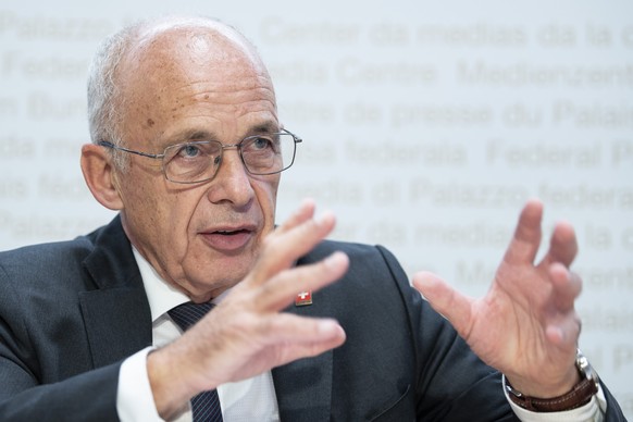 Bundesrat Ueli Maurer stellt an einer Medienkonferenz Sabine D�Amelio-Favez, Designierte Direktorin der Eidgenoessischen Finanzverwaltung, EFV, vor, am Mittwoch, 26. August 2020, in Bern. (KEYSTONE/Pe ...