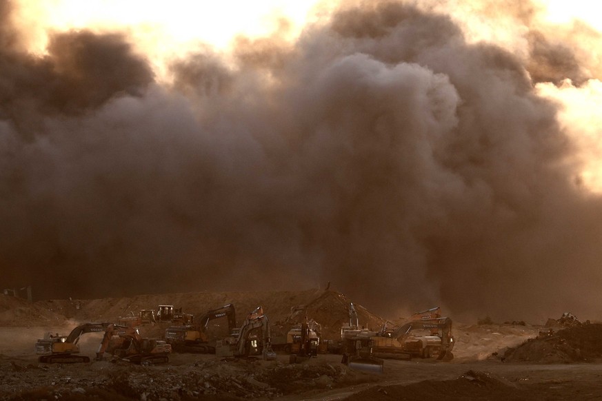 Rauch steigt in Gaza nach einer Explosion auf, in der Nähe israelischer Bagger, gesehen von der israelischen Seite der Grenze, am 5. Juli 2025.