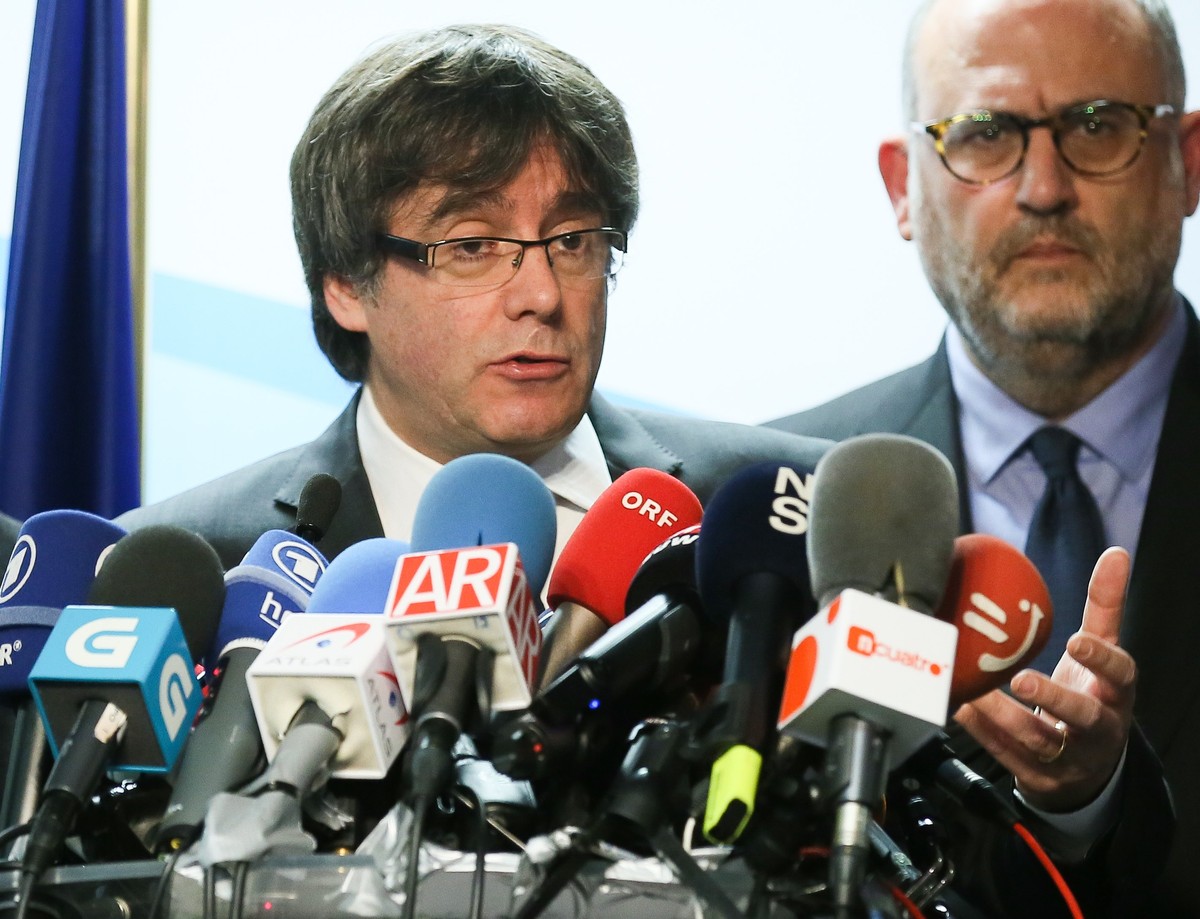 epa06402841 Ousted Catalan leader Carles Puigdemont speak at a press conference after the Catalunia's election results, at the Press Club in Brussels, Belgium, 22 December 2017. Ciutadans, Catala ...