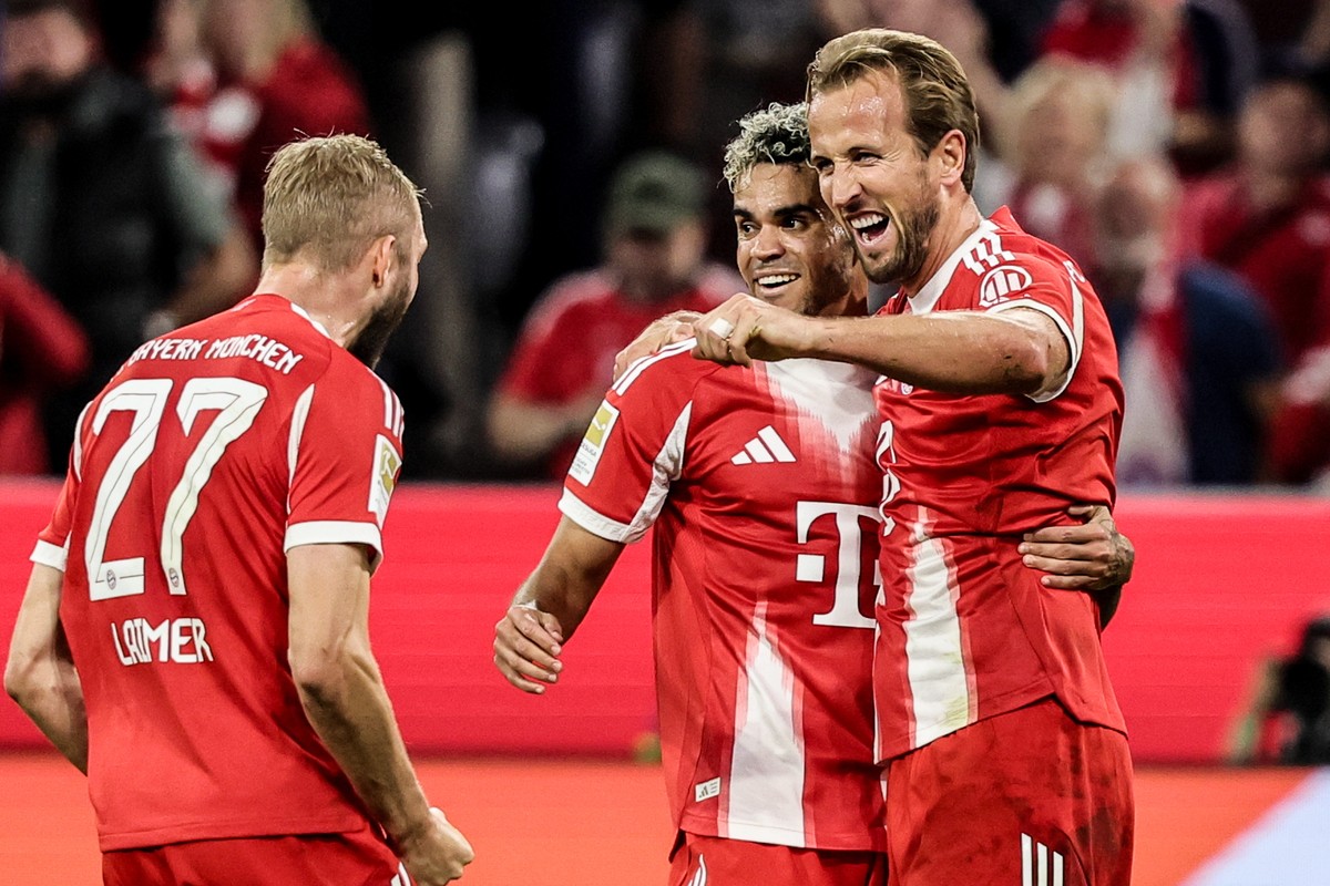 epa12317500 Munich ?s Konrad Laimer (L), Luis Diaz (C) and Harry Kane celebrate after scoring during the German Bundesliga soccer match between FC Bayern Munich and RB Leipzig in Munich, Germany, 22 A ...