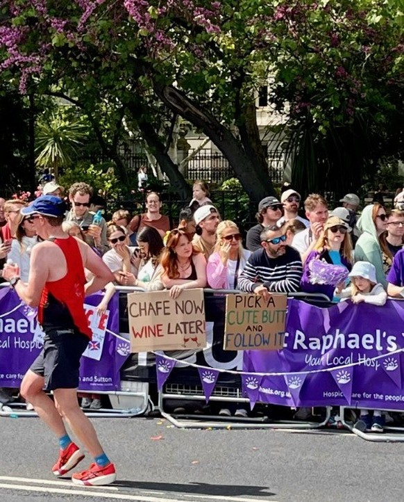 Die lustigsten Plakate am 2026 London Marathon
https://www.instagram.com/thearchbishopofbanterbury/