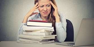 Es ist wieder Prüfungszeit! Wie du den Lernstress eigentlich bewältigen solltest – und wie es in Wirklichkeit ist