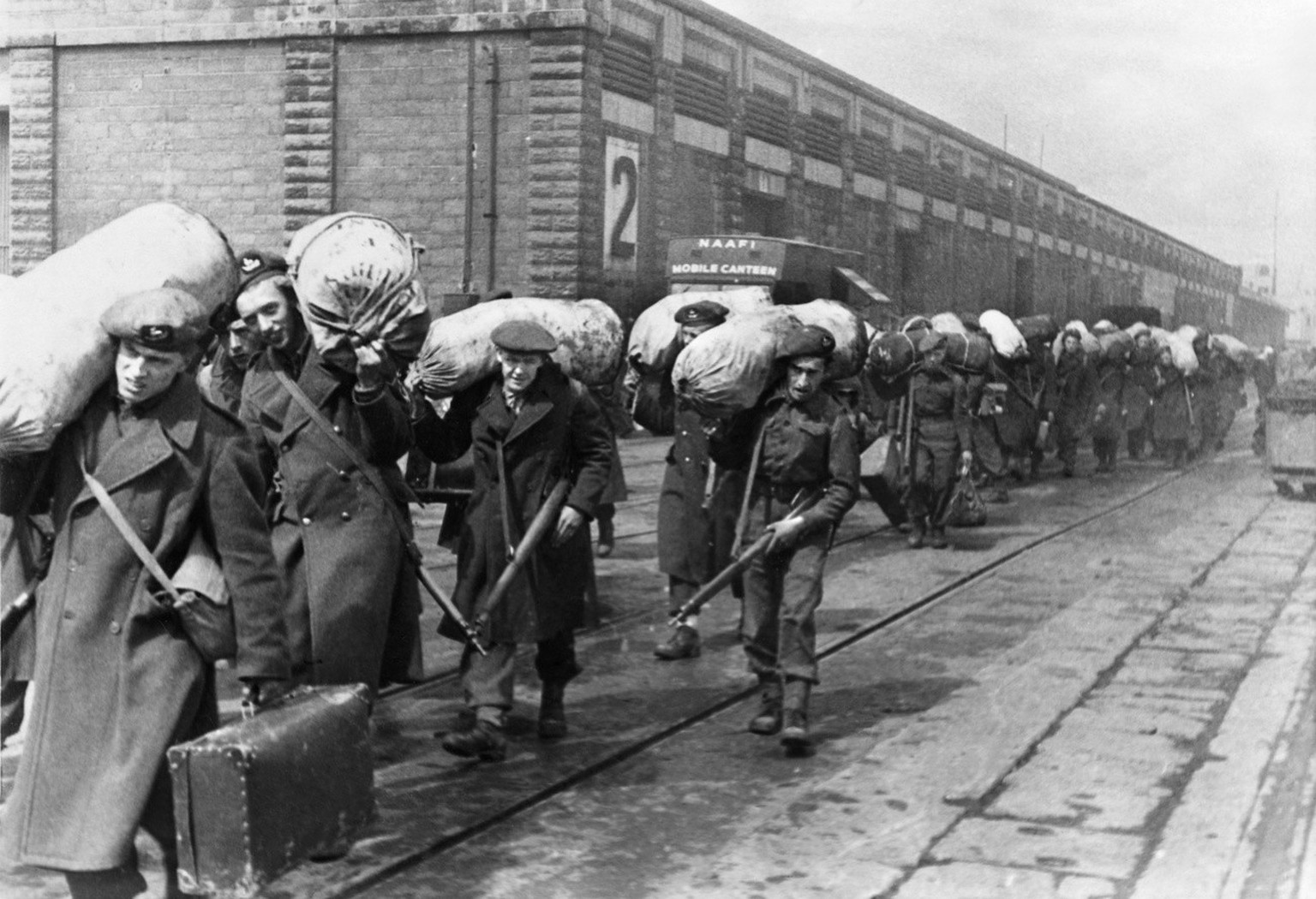 Eine Gruppe britischer Soldaten verlaesst in den ersten Monaten des Jahres 1948 ueber den Hafen von Haifa die britische Kolonie Palaestina. (KEYSTONE/PHOTOPRESS-ARCHIV/Str)