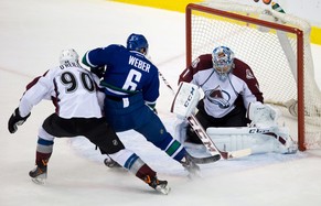 Yannick Weber steht weiterhin für die Canucks auf dem Eis.