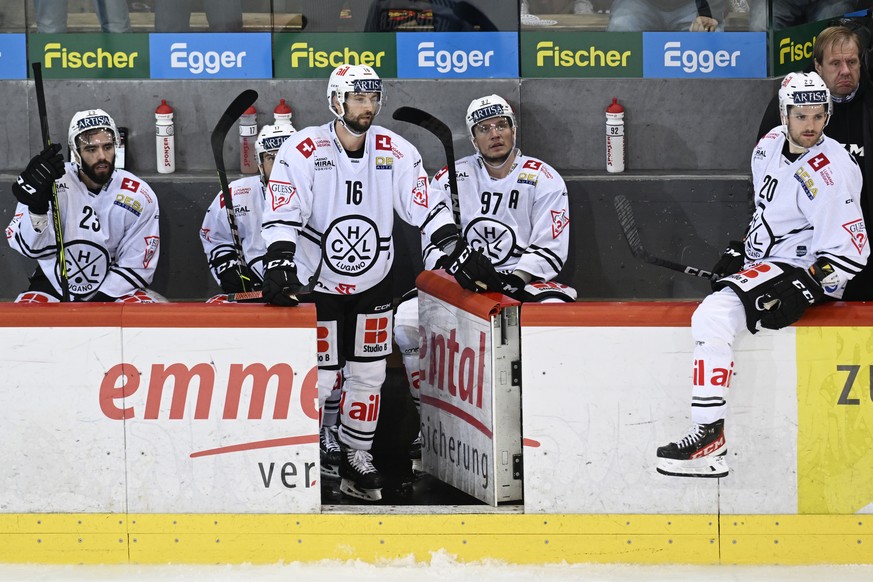 Luganos Giovanni Morini, Luca Fazzini, Raphael Herburger, Calvin Thuerkauf und Kris Bennett, von links, nach dem Eishockey Qualifikationsspiel der National League zwischen den SCL Tigers und dem HC Lu ...