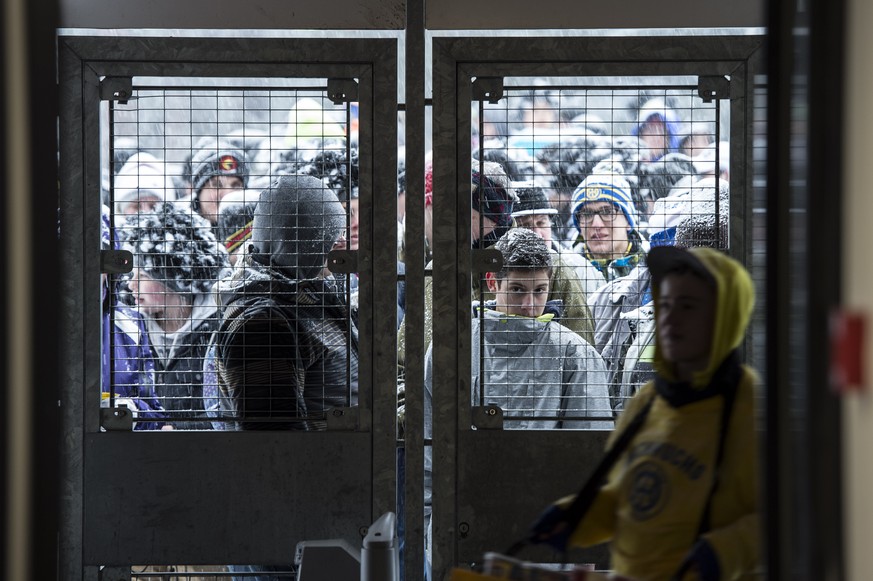 ARCHIV - ABSAGE SPENGLER CUP 2020 WEGEN CORONA --- Spectatores wait for entry before the game between Geneve-Servette and HC Rochester at the 87th Spengler Cup ice hockey tournament, in Davos, Switzer ...