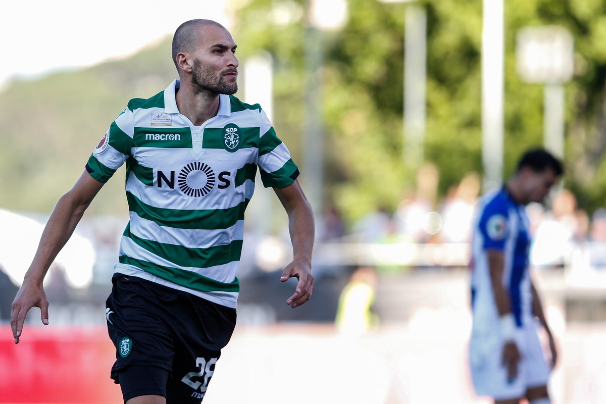epa07600389 Sporting's player Bas Dost celebrates after scoring a goal during the Portuguese Cup final soccer match between Sporting CP and FC Porto held at Jamor stadium in Oeiras, Portugal, 25  ...