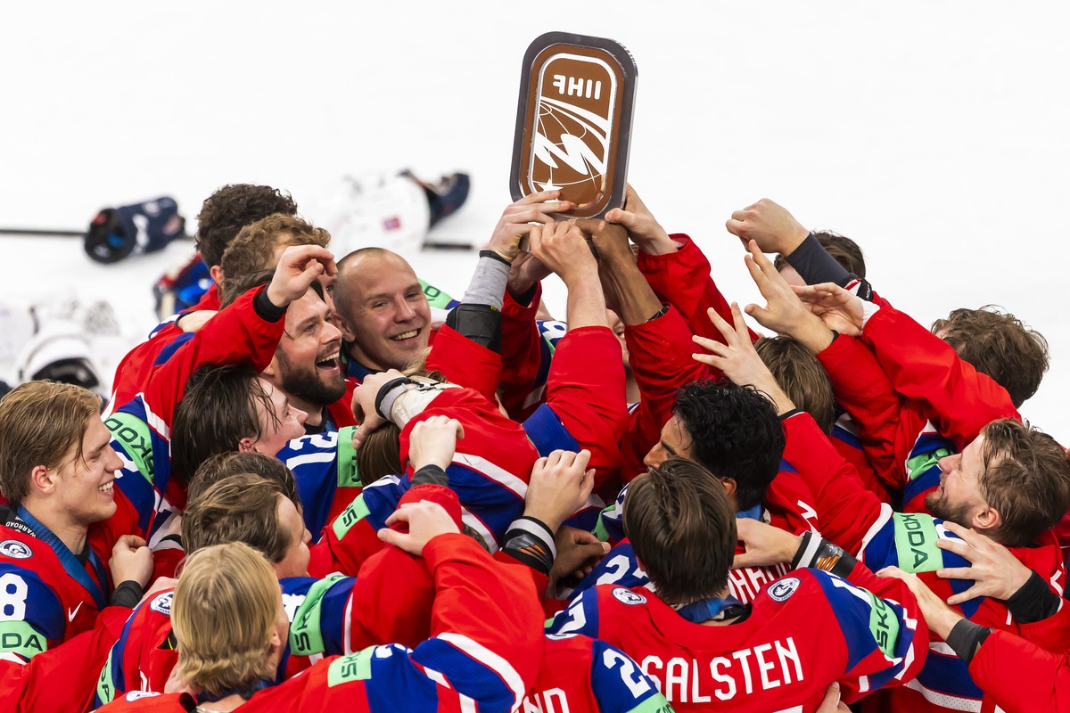 epa13006860 Norway's players celebrate with the trophy after winning the 2026 IIHF Men's Ice Hockey World Championship bronze medal game between Canada and Norway, in Zurich, Switzerland, 31 ...