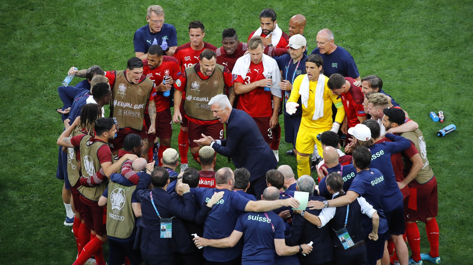 epa09318582 Switzerland&#039;s head coach Vladimir Petkovic (C) gives instructions to his players before the extra time of the UEFA EURO 2020 quarter final match between Switzerland and Spain in St.Pe ...
