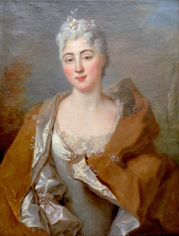 Aïssé im edlen Gewand aus Seide und Spitze mit Blumenschmuck und eine Perle im grau gepuderten Haar. Das Gemälde wird dem Pariser Maler Nicolas de Largillière zugeschrieben und ist undatiert, um 1720. ...
