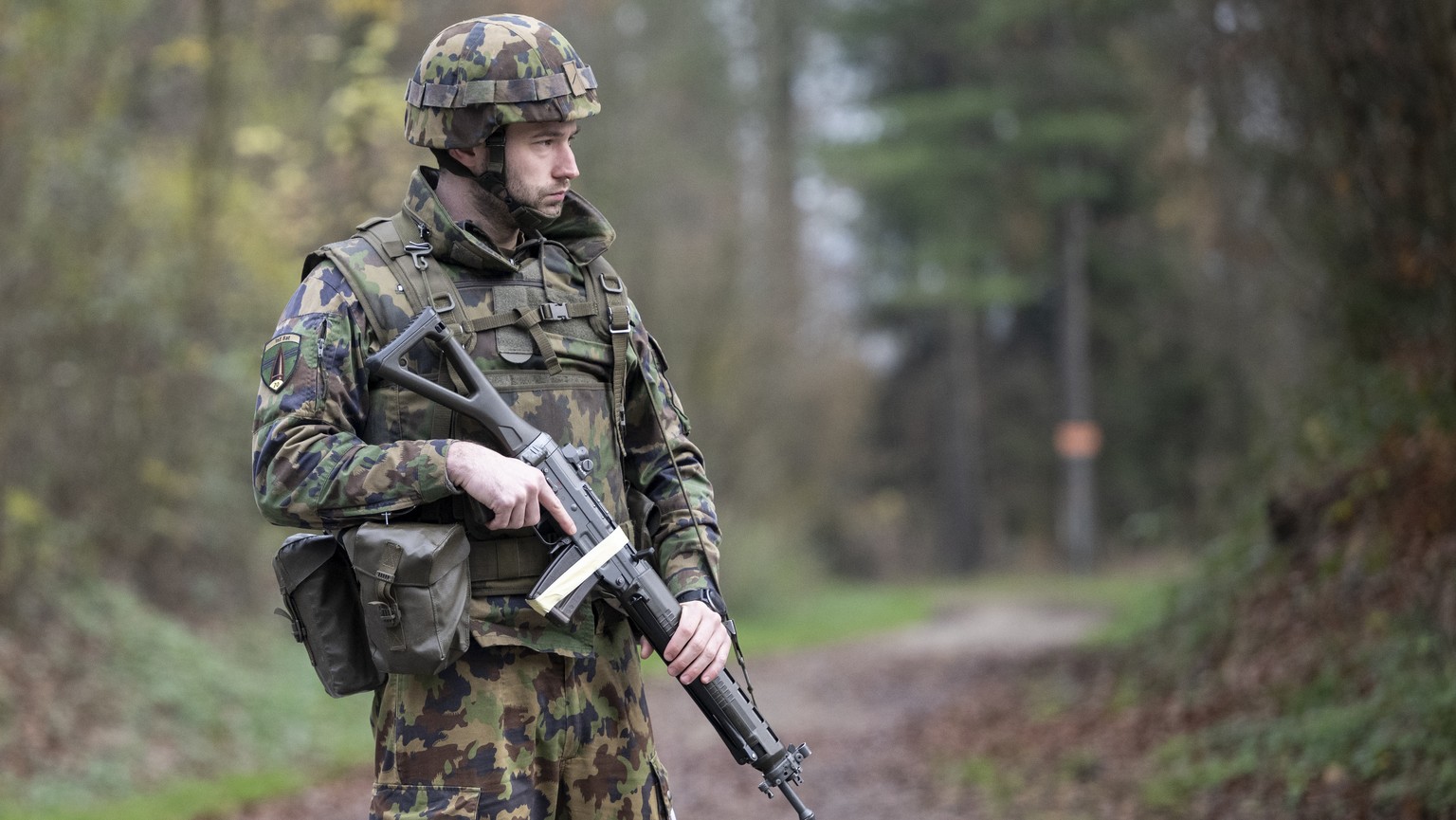 Angehoerige der Schwerizer Armee sicher den Bereich fuer die Medien an der Truppenuebung &quot;Pilum 22&quot; ueber die Autobahn A1 in Aargau, aufgenommen am Montag, 28. November 2022. (KEYSTONE/Ennio ...