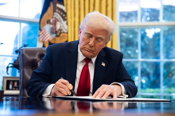 epa11990620 US President Donald Trump signs an executive order on auto tariffs in the Oval Office at the White House, in Washington, DC, USA, 26 March 2025. EPA/FRANCIS CHUNG / POOL