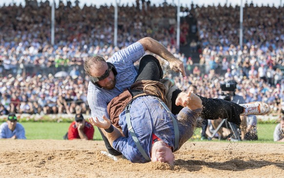 Joel Wicki, unten, und Matthias Aeschbacher, oben, nach dem Schlussgang am Eidgenoessischen Schwing- und Aelplerfest (ESAF) in Pratteln, am Sonntag, 28. August 2022. (KEYSTONE/Urs Flueeler).