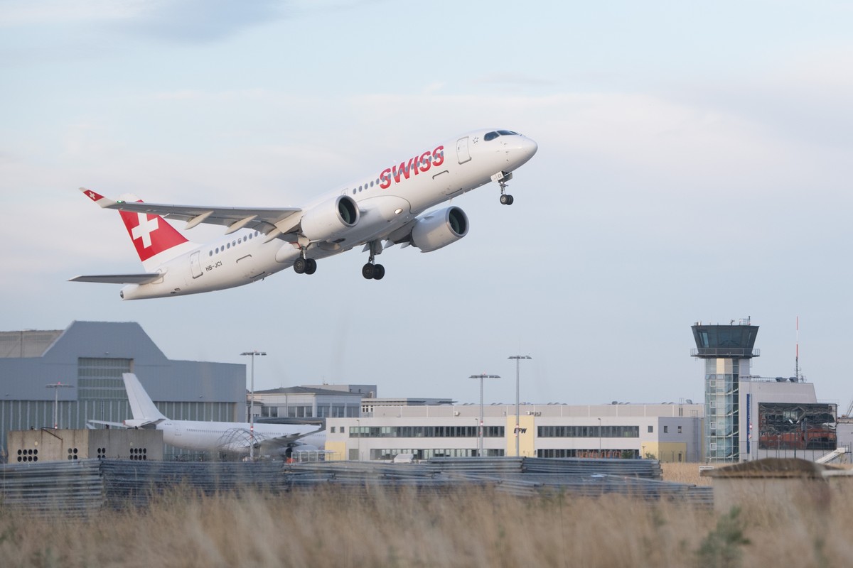 ARCHIV - 04.07.2019, Sachsen, Dresden: Eine Bombardier CS300 der Fluggesellschaft Swiss International Air Lines startet auf dem Flughafen Dresden International vor dem Tower. (zu dpa