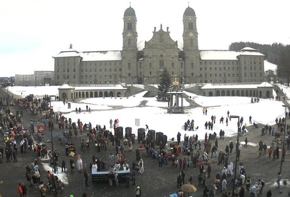 Einsiedeln um 10.30 Uhr: Vor dem Kloster versammeln sich zahlreiche Fasnächtlerinnen und Fasnächtler.