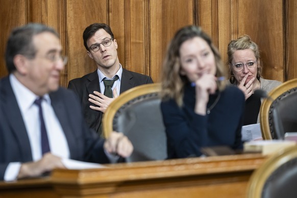 Nationalraetin Aline Trede, GP-BE, rechts, und Nationalrat Bastien Girod, GP-ZH, 2. von links, verfolgen die Differenzbereinigung um das CO2 Gesetz, an der Fruehjahrssession der Eidgenoessischen Raete ...