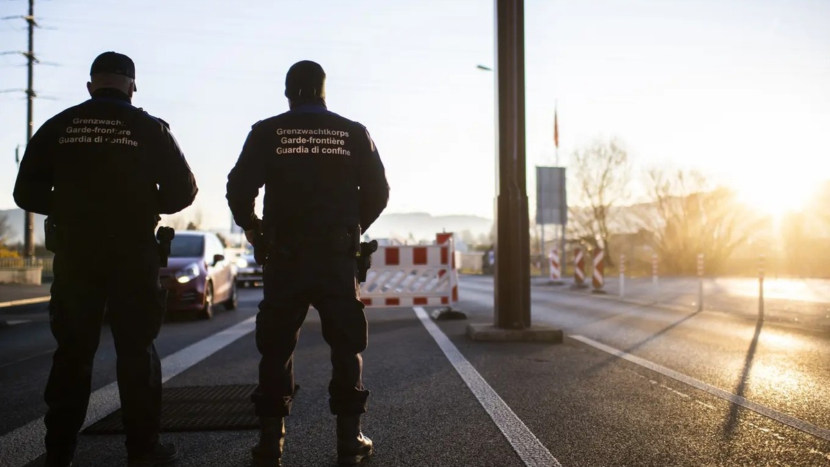 Grenzkontrollen sind auch unter Schengen-Recht möglich – solange sie begründet, verhältnismässig und vorübergehend sind. Die SVP hingegen will fixe Kontrollen. Bild: Schweizer Grenzwächter an der Gren ...