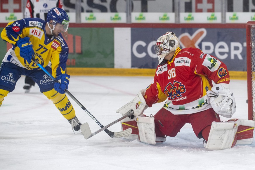 Biels Goalie Joren van Pottelberghe, rechts, kaempft um den Puck, gegen Davos-Spieler, Teemu Turunen, links, waehrend einem Vorbereitungsspiel der National League, zwischen dem EHC Biel und dem HC Dav ...