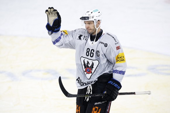 Julien Sprunger (HCFG) verabschiedet sich vom Publikum, nach dem Eishockey Meisterschaftsspiel der National League zwischen dem SC Bern und dem HC Fribourg-Gotteron, am Montag, 9. Maerz 2026 in der Po ...