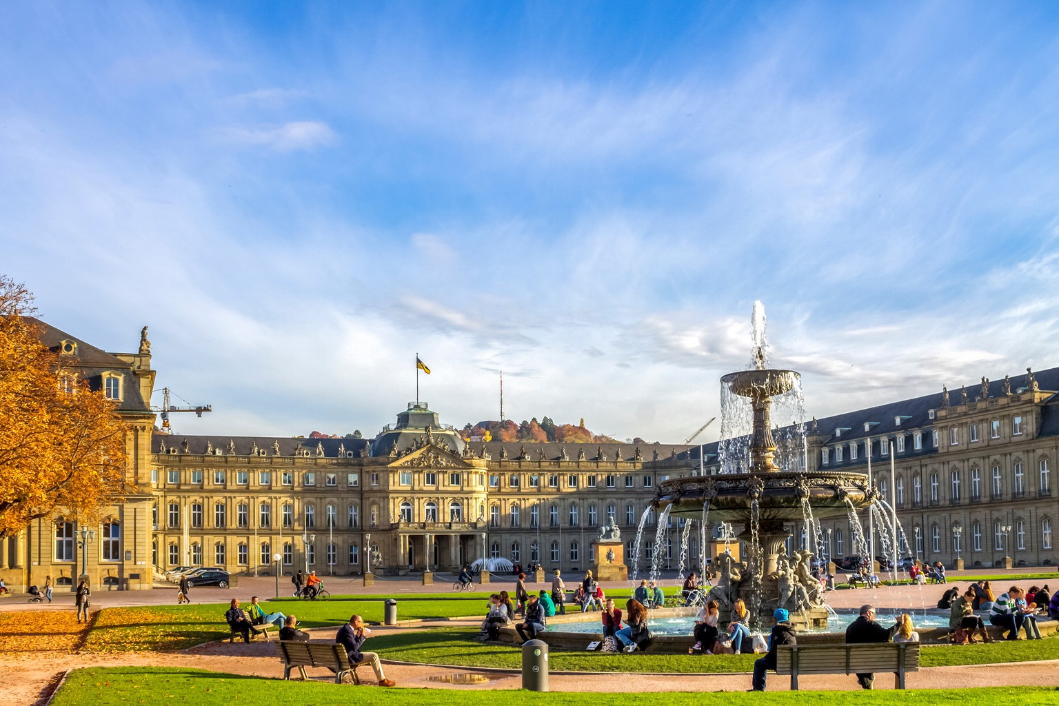 Der Stuttgarter Schlossplatz lädt zum Verweilen ein.