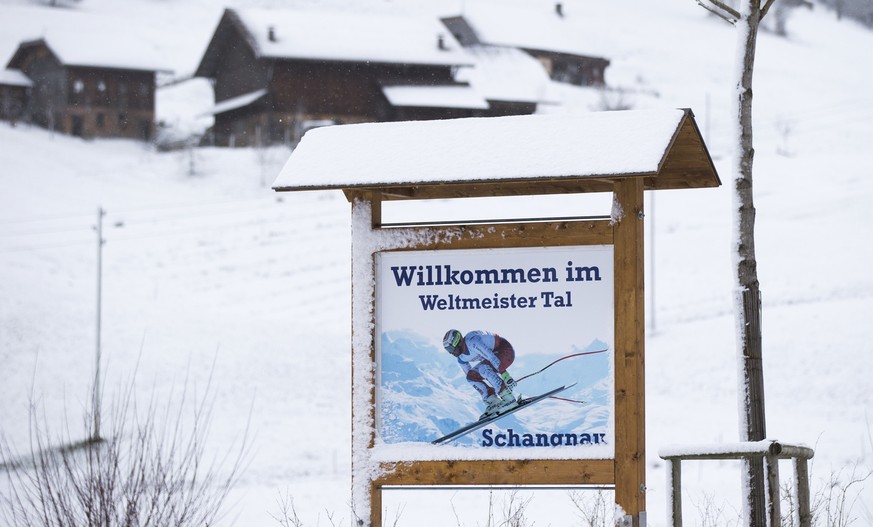 Die Ortschaft Schangnau begruesst Besucher mit einem Bild von Beat Feuz, am Sonntag, 26. November 2017, in Schangnau im Emmental. (KEYSTONE/Peter Klaunzer)