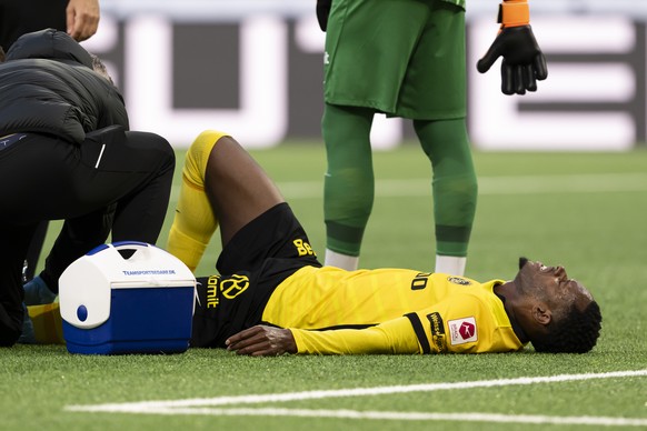 Edimilson Fernandes (YB) (verletzt) reagiert im Fussball Meisterschaftsspiel der Super League zwischen dem BSC Young Boys und dem FC Basel, im Stadion Wankdorf in Bern, am Sonntag, 2. November 2025. ( ...