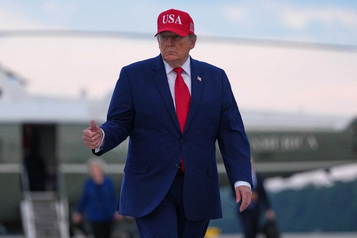 President Donald Trump walks from Marine One to board Air Force One, Friday, Oct. 16, 2026, at Dobbins Air Reserve Base, Ga. (AP Photo/Mark Schiefelbein)
Donald Trump