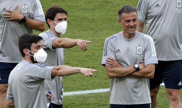 epa09268007 Head coach of Spain Luis Enrique (R) and members of his staff during a training session in Seville, Spain, 13 June 2021. Spain will face Sweden in their UEFA EURO 2020 group E preliminary  ...