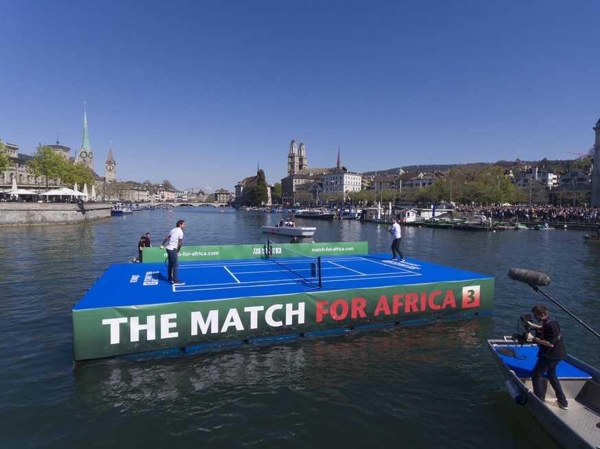 ARCHIV - RUECKTRITT ROGER FEDERER - Swiss tennis player Roger Federer, left, and tennis player Andy Murray, of Britain, right, play on a raft in Zurich, Switzerland, 10 April 2017. Federer and Murray  ...