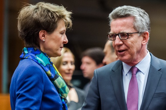 Der deutsche Aussenminister Thomas de Maiziere im Gespräch mit Simonetta Sommaruga.