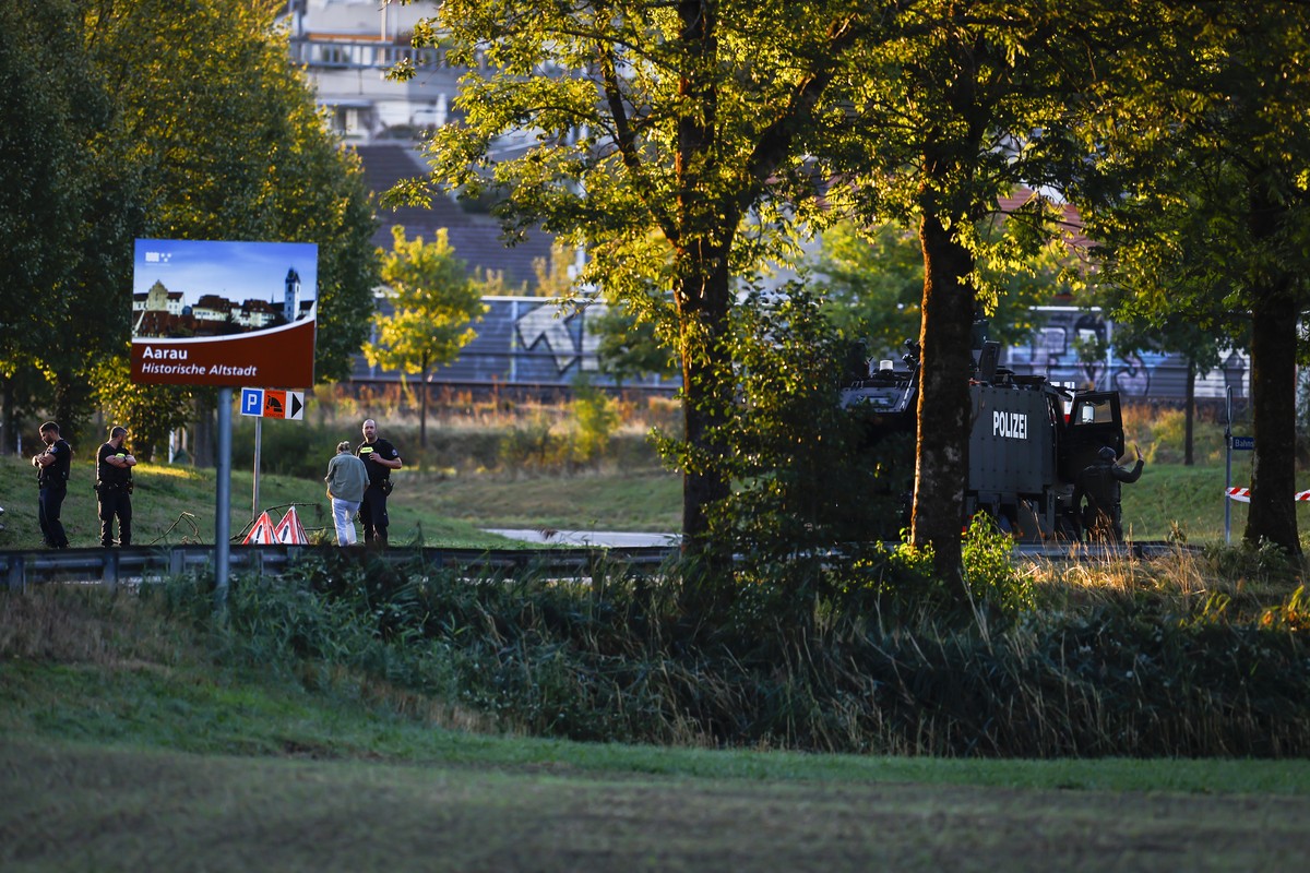 epa13199572 Armed police officers block a street near the Schachen horse racing track following a shooting during a rave event at the Schachen horse racing track near Aarau, Switzerland, 30 August 202 ...