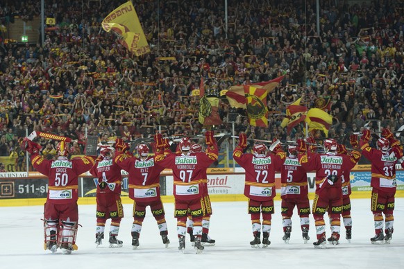 Langnau lässt sich nach dem Sieg am Freitag von den Fans feiern.