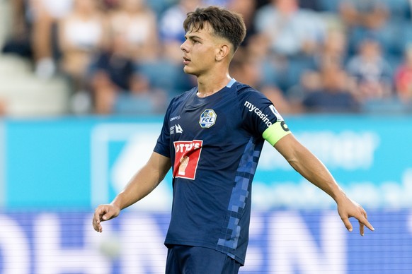 FC Luzerns Captain Ardon Jashari gibt Anweisungen im Fussball Meisterschaftsspiel der Super League zwischen dem FC Luzern und dem Grasshopper Club Zuerich am Mittwoch, 10. August 2022 in der Swisspora ...