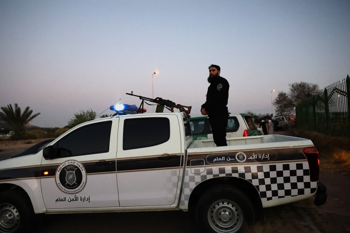epa12001067 Syrian security forces guard as Muslims perform the Eid al-Fitr prayer, at the Tomb of the Unknown Soldier in Damascus, Syria, 31 March 2025. The Islamic holiday of Eid Al-Fitr marks the e ...