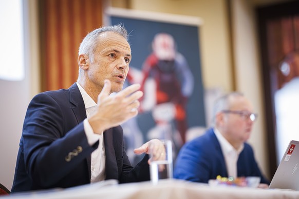 Roger Schnegg directeur de Swiss Olympic (gauche) s&#039;exprime aux cotes de Juerg Stahl president de Swiss Olympic (droite) lors de la rencontre avec les medias de Swiss Olympic ce mercredi 15 novmb ...