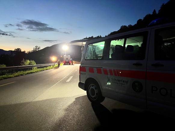 Ein 32-jähriger Motorradfahrer ist am 28. Juni 2022 in Krummenau SG mit einem Randstein kollidiert. Er kam zu Fall, prallte gegen einen Zaun und blieb schwer verletzt liegen.