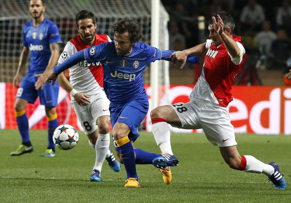 epa04716594 Jeremy Toulalan of AS Monaco (R) vies for the ball with Andrea Pirlo of Juventus (L) during the UEFA Champions League quarter final second leg soccer match between AS Monaco and Juventus F ...