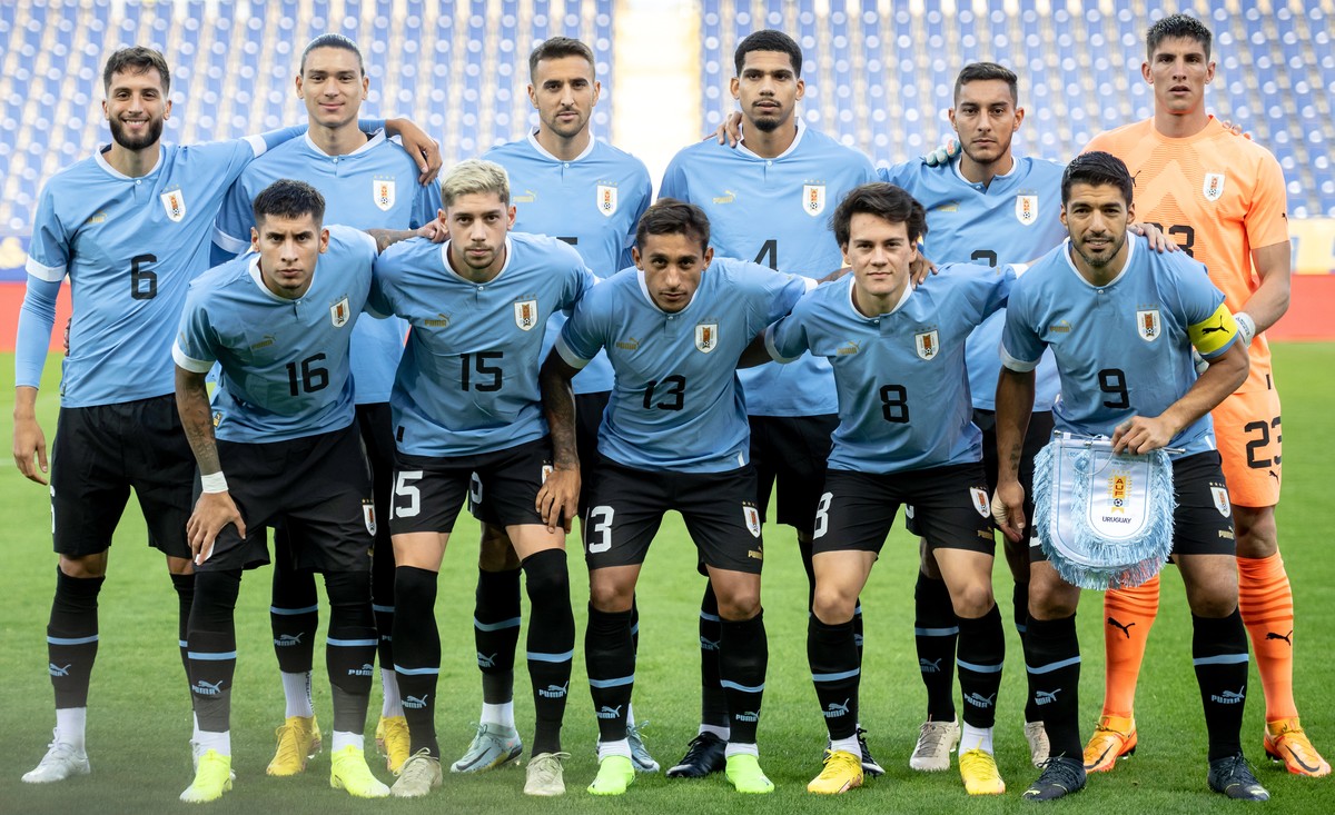 epa10254027 Players of Uruguay line up for the International Friendly soccer match between Iran and Uruguay in Sankt Poelten, Austria, 23 September 2022. Back from L: Rodrigo Bentancur, Darwin Nunez,  ...