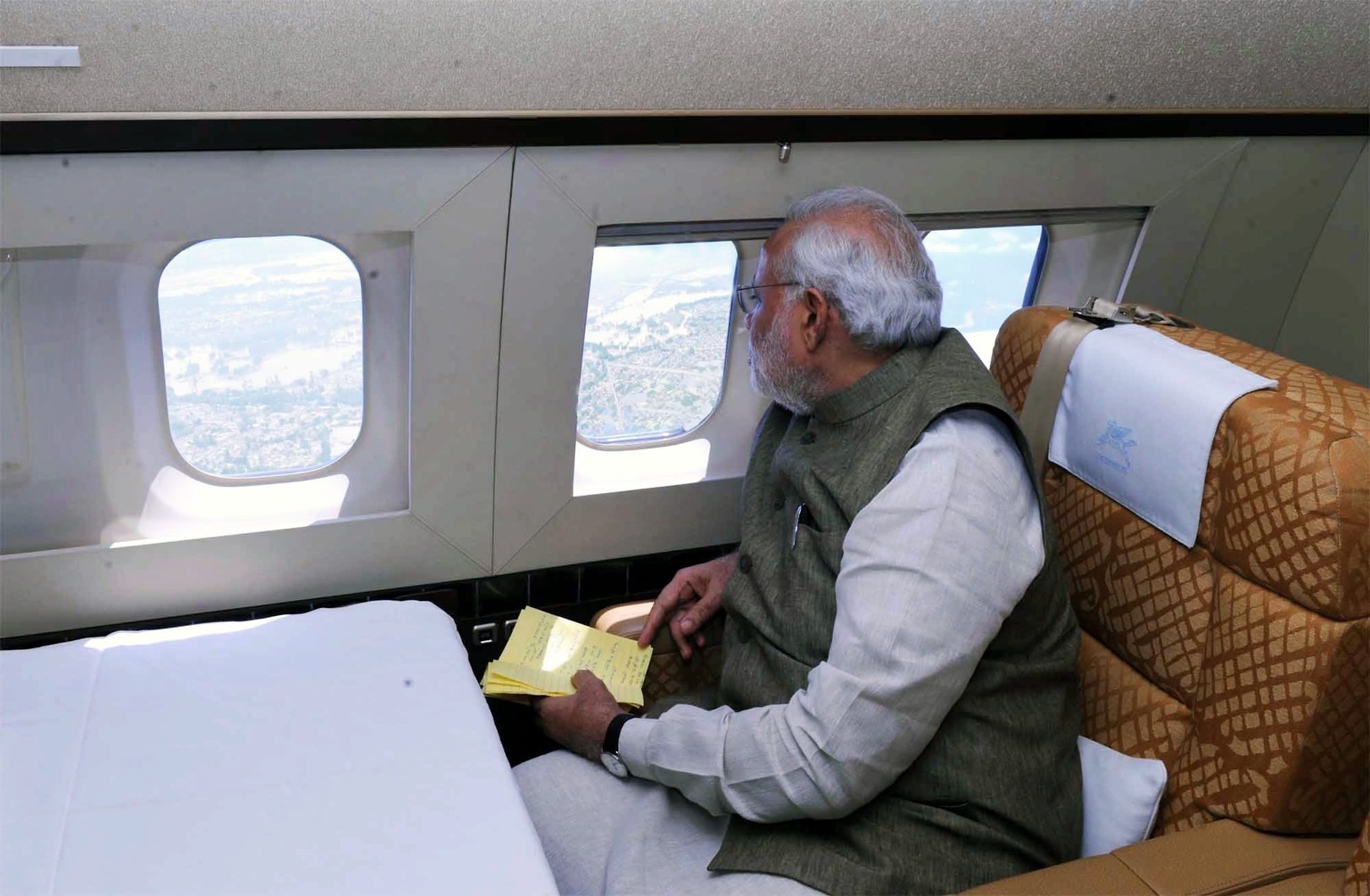 Indischer Premierminister&nbsp;Narendra Modi schaut sich die Ausmassen aus dem Flugzeug an.