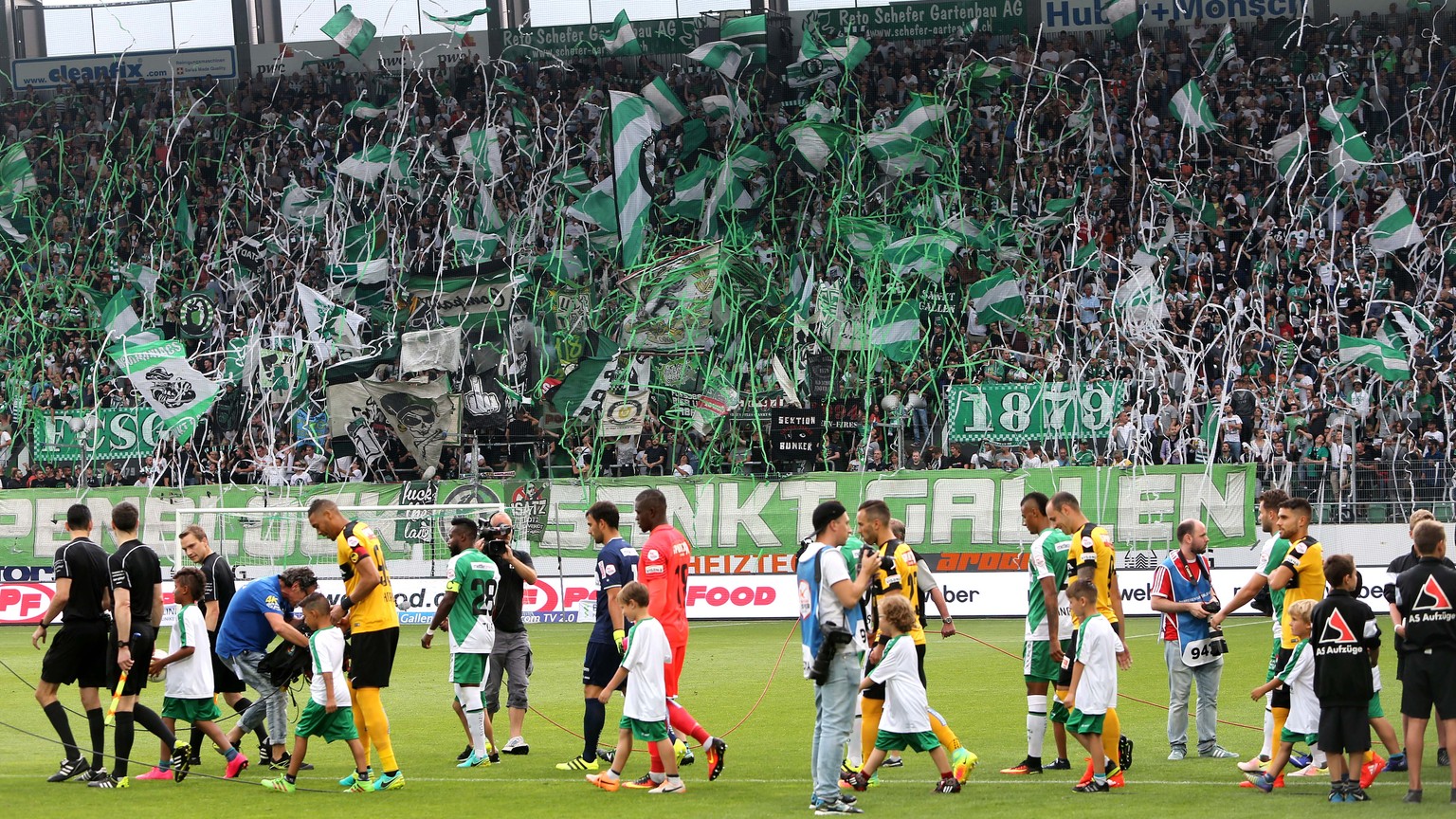 Die Spieler betreten den Platz vor einer Choreo der St. Gallen Fans, aufgenommen am Samstag, 23. Juli 2016, vor dem Fussball Super-League Spiel zwischen dem FC St. Gallen gegen den BSC Young-Boys im K ...