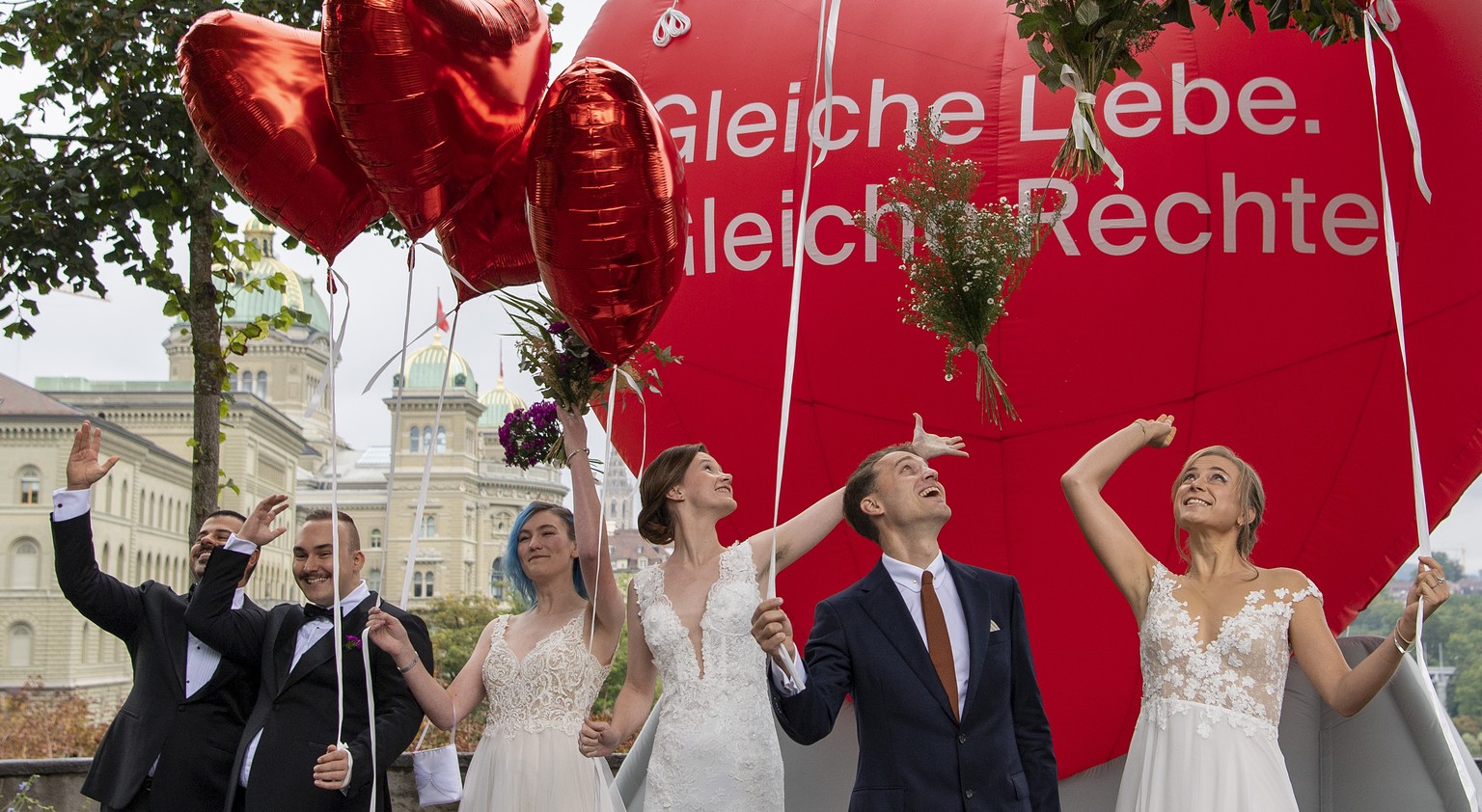 Die Operation Libero inszeniert mit Brautpaaren eine Ehe fuer alle, am Sonntag, 26. September 2021 in Bern. Das eidgenoessische Stimmvolk hatte am Sonntag ueber zwei Vorlagen zu bestimmen, die Volksin ...