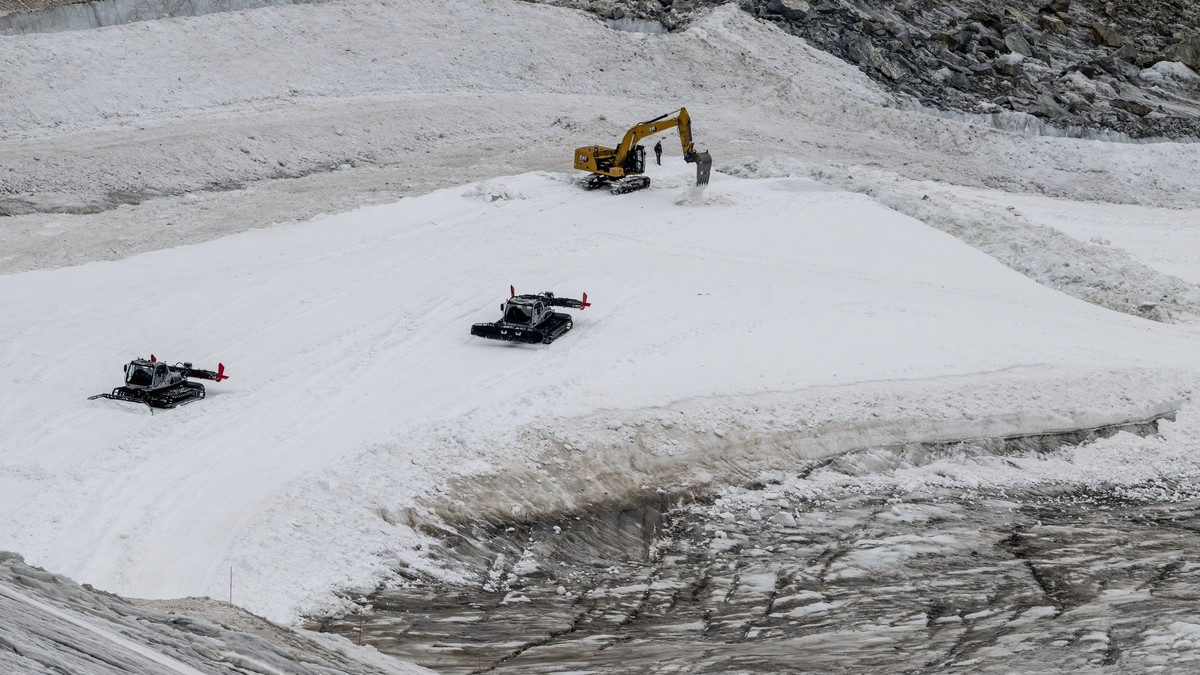 Excavator on Zermatt Glacier – Swiss ski chief criticizes the media