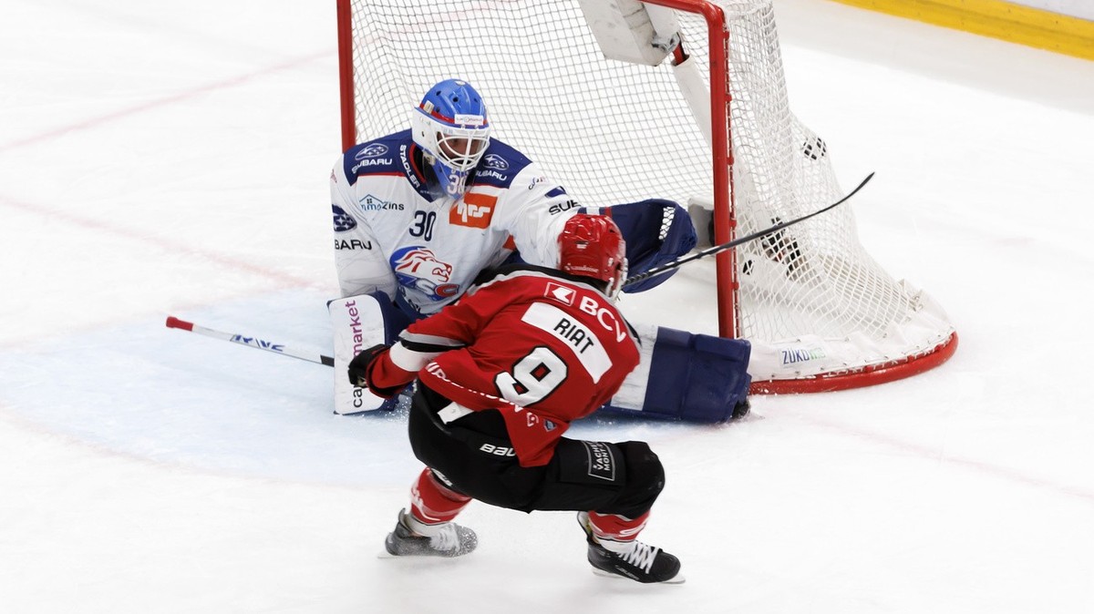 Damien Riat (LHC), scores le 3:2 au gardien Simon Hrubec (ZSC) #30, lors du 2eme match de la finale de play-off du championnat suisse de hockey sur glace de National League entre Lausanne HC, LHC, et  ...