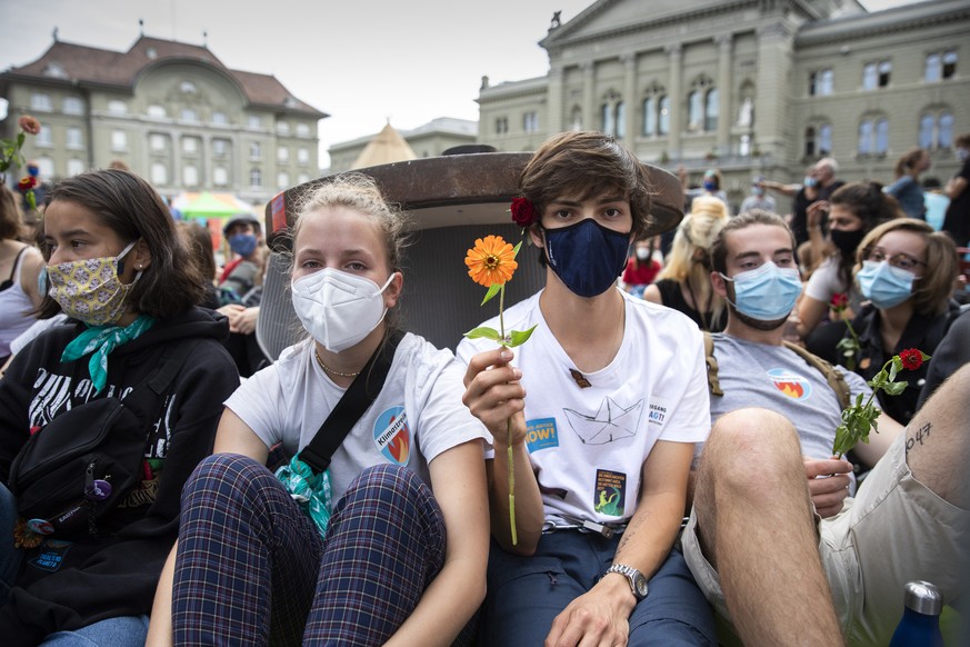 Klimaaktivisten demonstrieren waehrend der Aktionswoche Rise up for Change auf dem Bundesplatz, am Dienstag, 22. September 2020, in Bern. Die Klimabewegung kuendigt weitere Aktionen gegen die institut ...